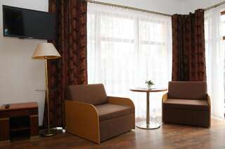Отели типа «постель и завтрак» Rezydencja Nad Wigrami Standard & Comfort Rooms Gawrych Ruda Семейный номер (для 3 взрослых)-2